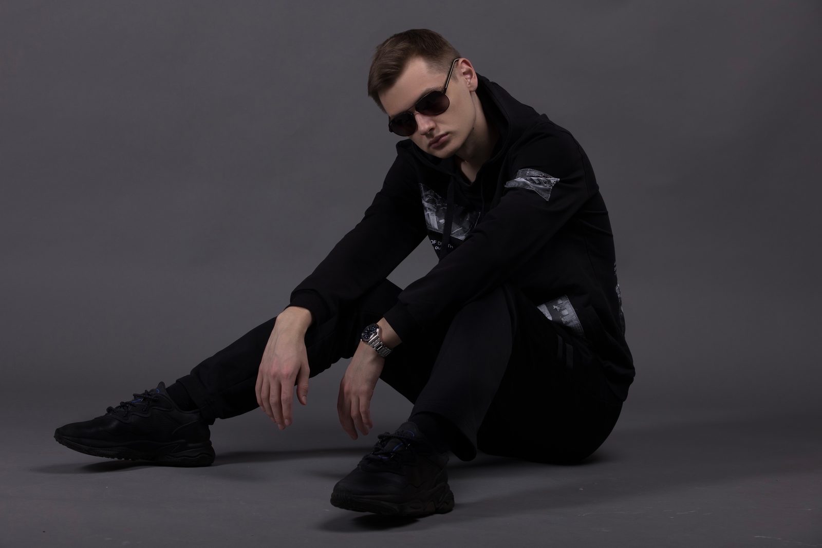 Слушать LESSO — Несерьёзно на всех площадках