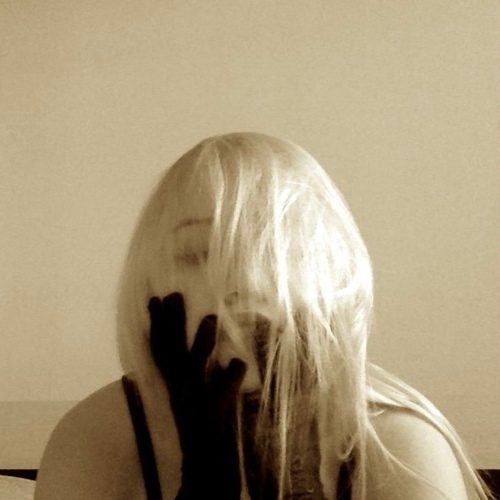 Слушать Liza Vech — SinKinG inTo ThE SaNd на всех площадках